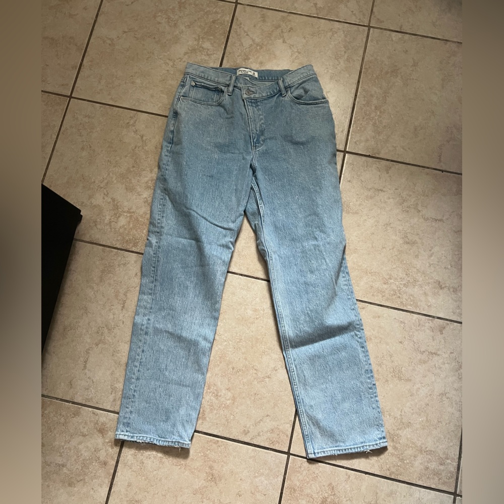 Abercrombie curve love 90’s straight ultra high rise asymmetric waist detail.